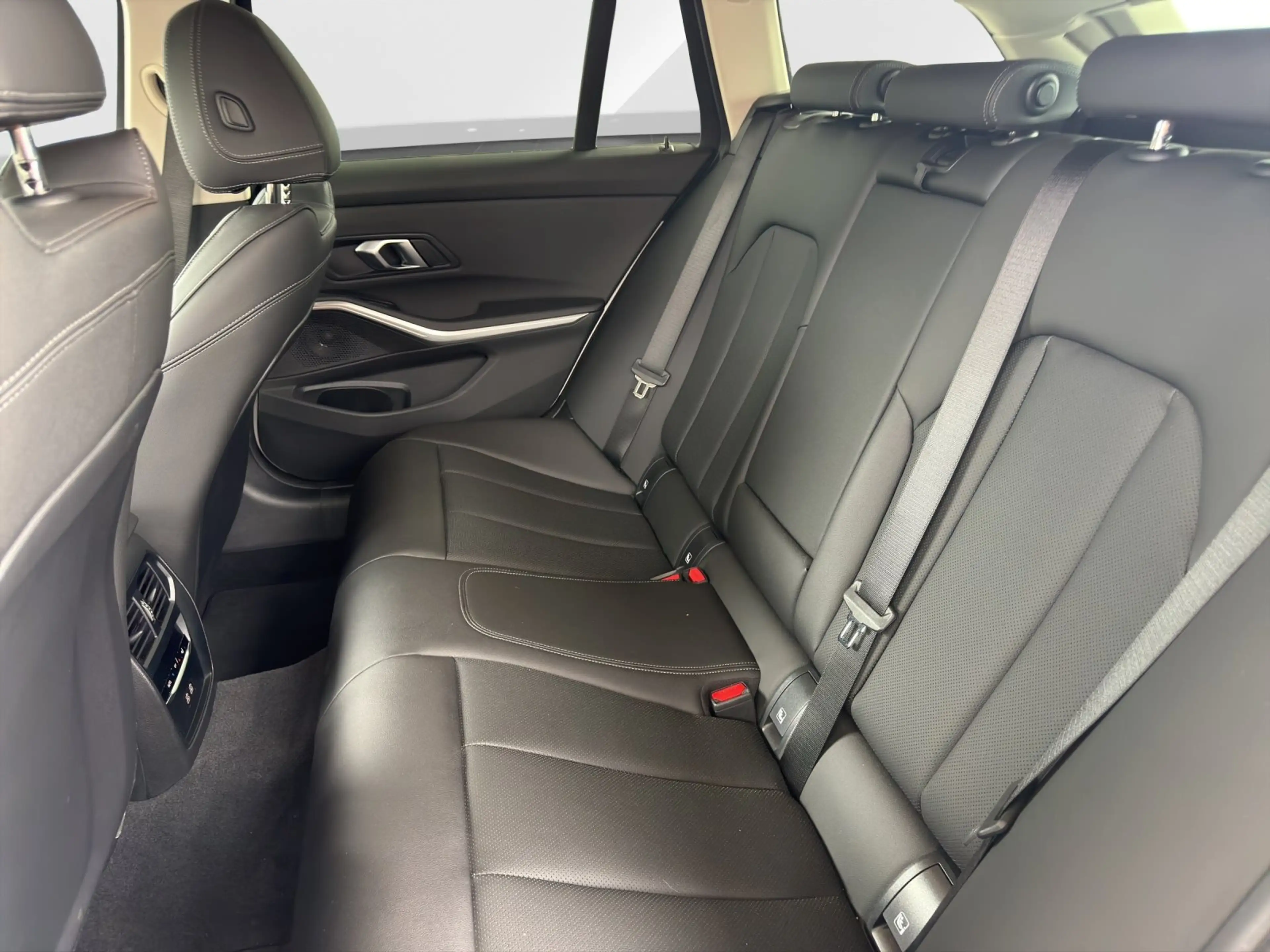 BMW 318 i Tour| AppleCarPlay| HiFi| AHK| Sportsitze| Kamer — photo 13