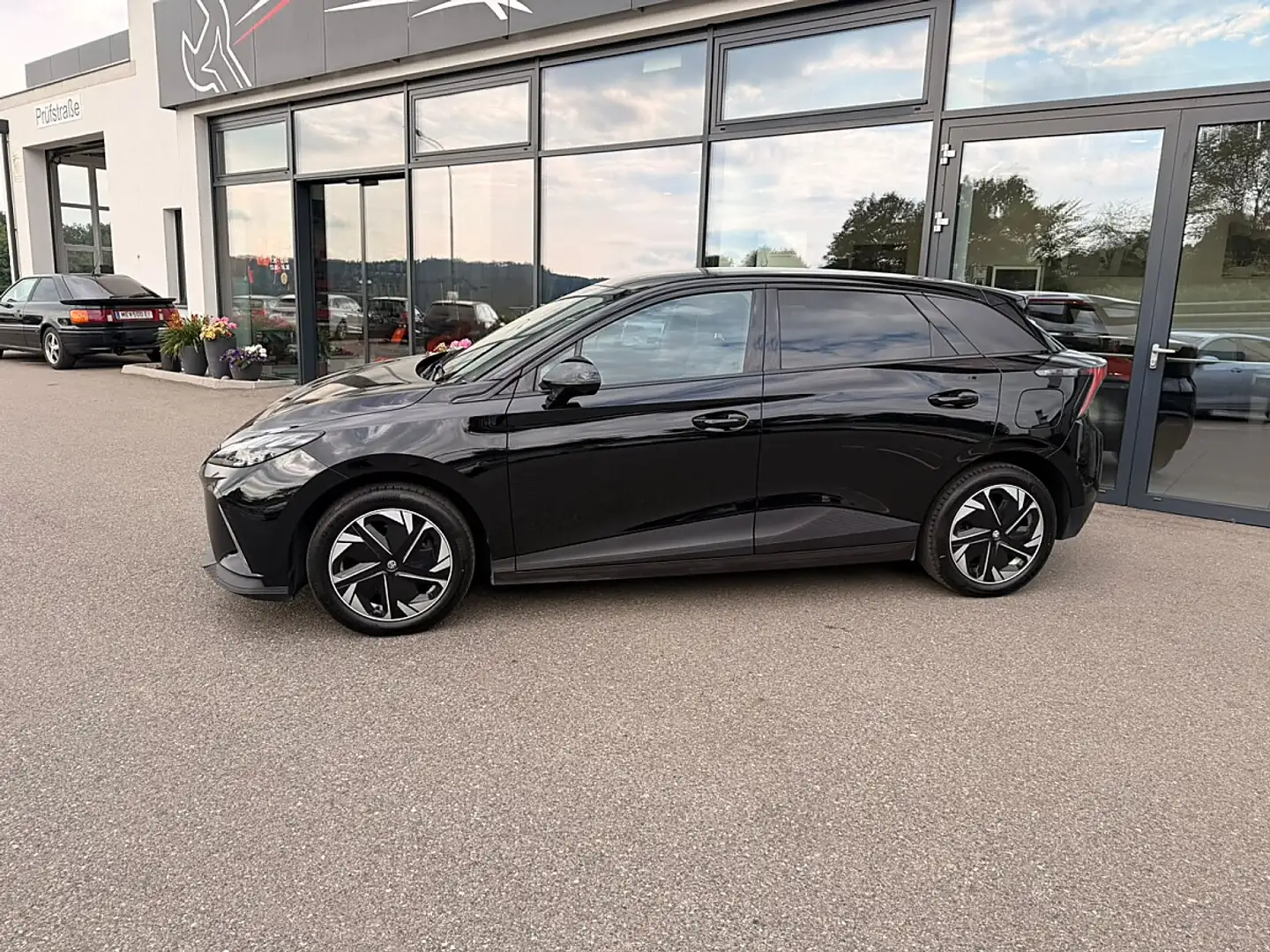 MG MG4 4 EV Elektromotor 150 kW Luxury 64 kWh Schwarz - 2