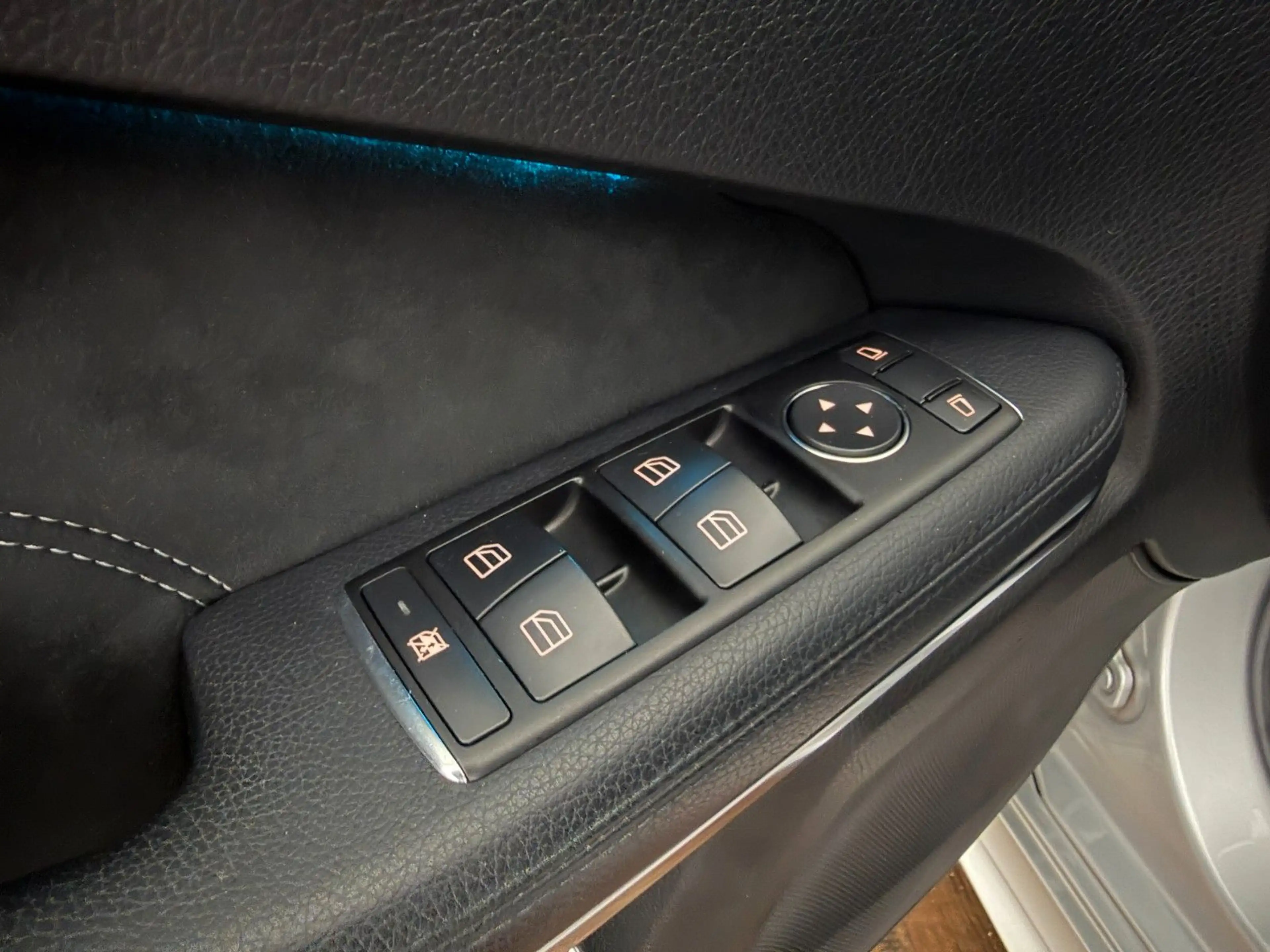 Mercedes-Benz E 200 T AMG/LED/LEDER/2.HD/SPORTSITZE/NAVI — photo 14