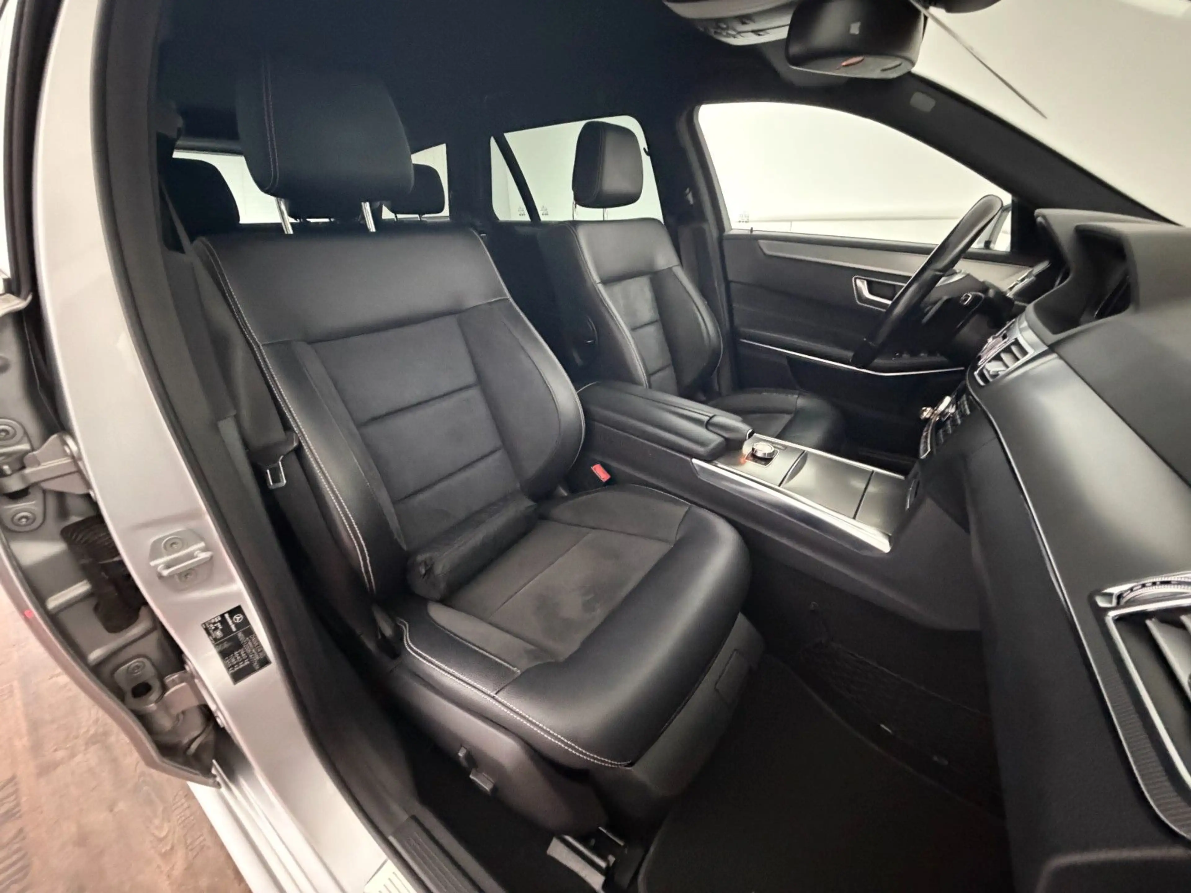 Mercedes-Benz E 200 T AMG/LED/LEDER/2.HD/SPORTSITZE/NAVI — photo 9