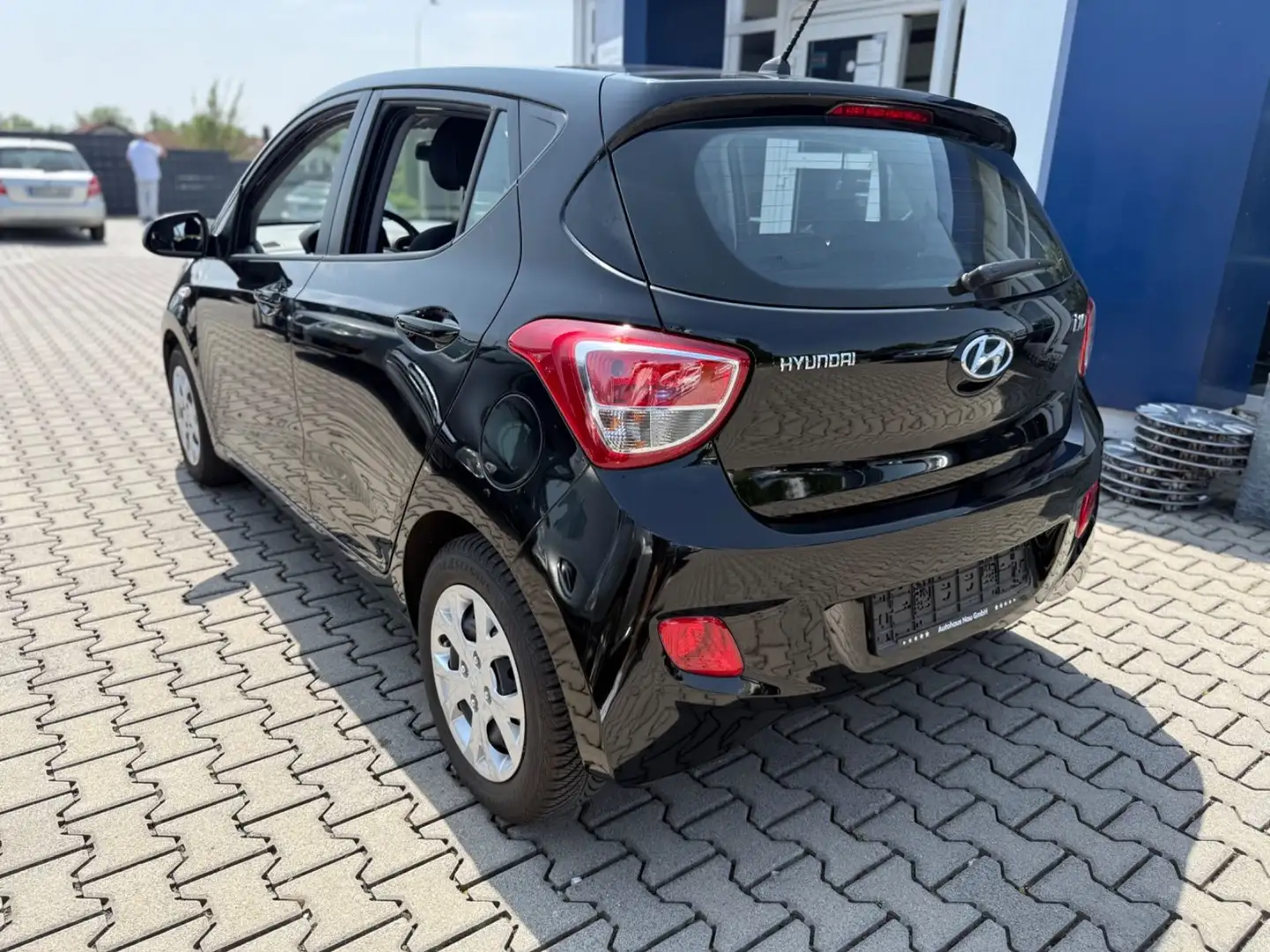 Hyundai i10 ** 8787 KM erst !** aus 1. Hand ** unfallfrei Negro - 2