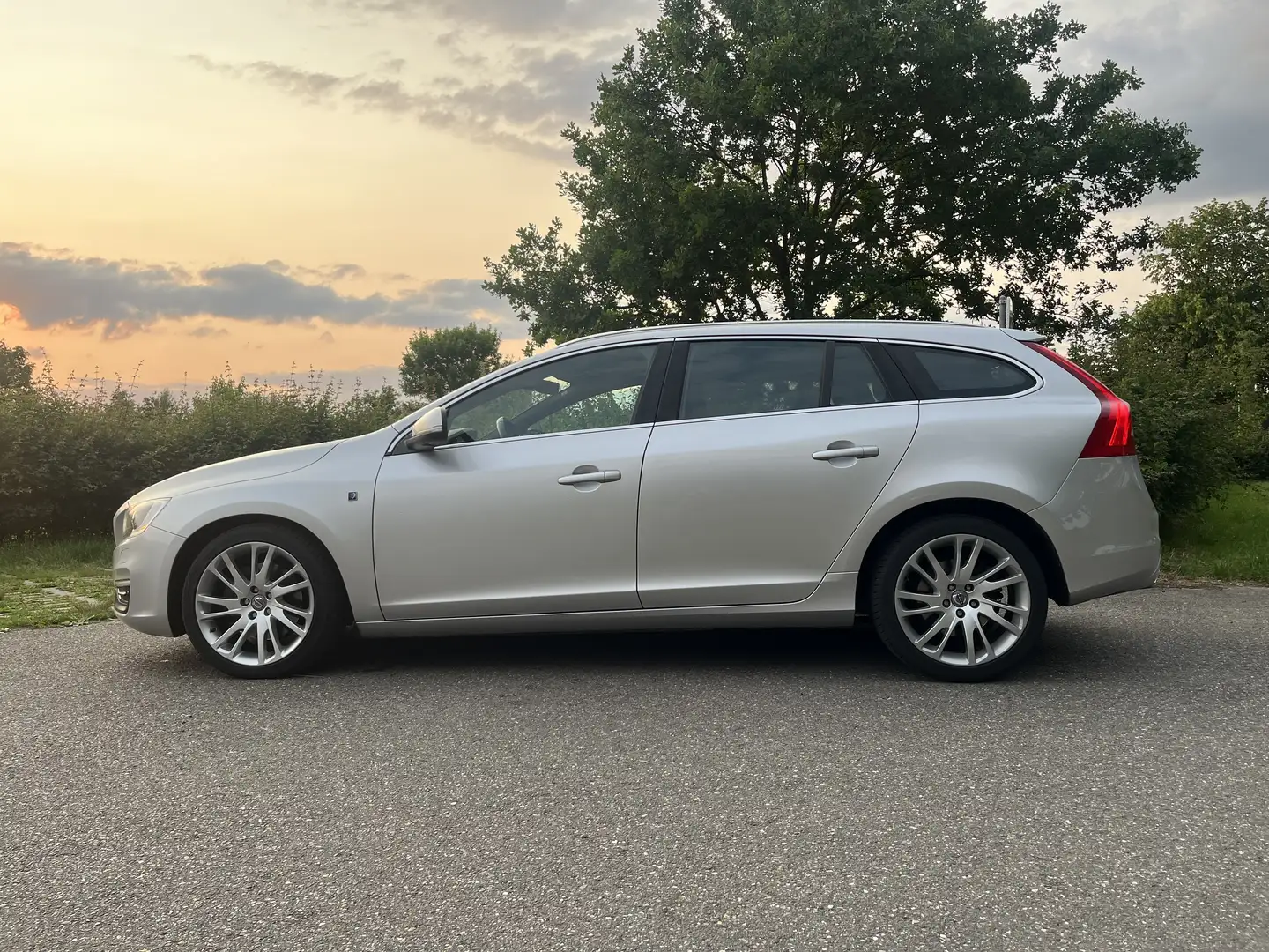 Volvo V60 2.4 D5 Ocean Race Šedá - 1