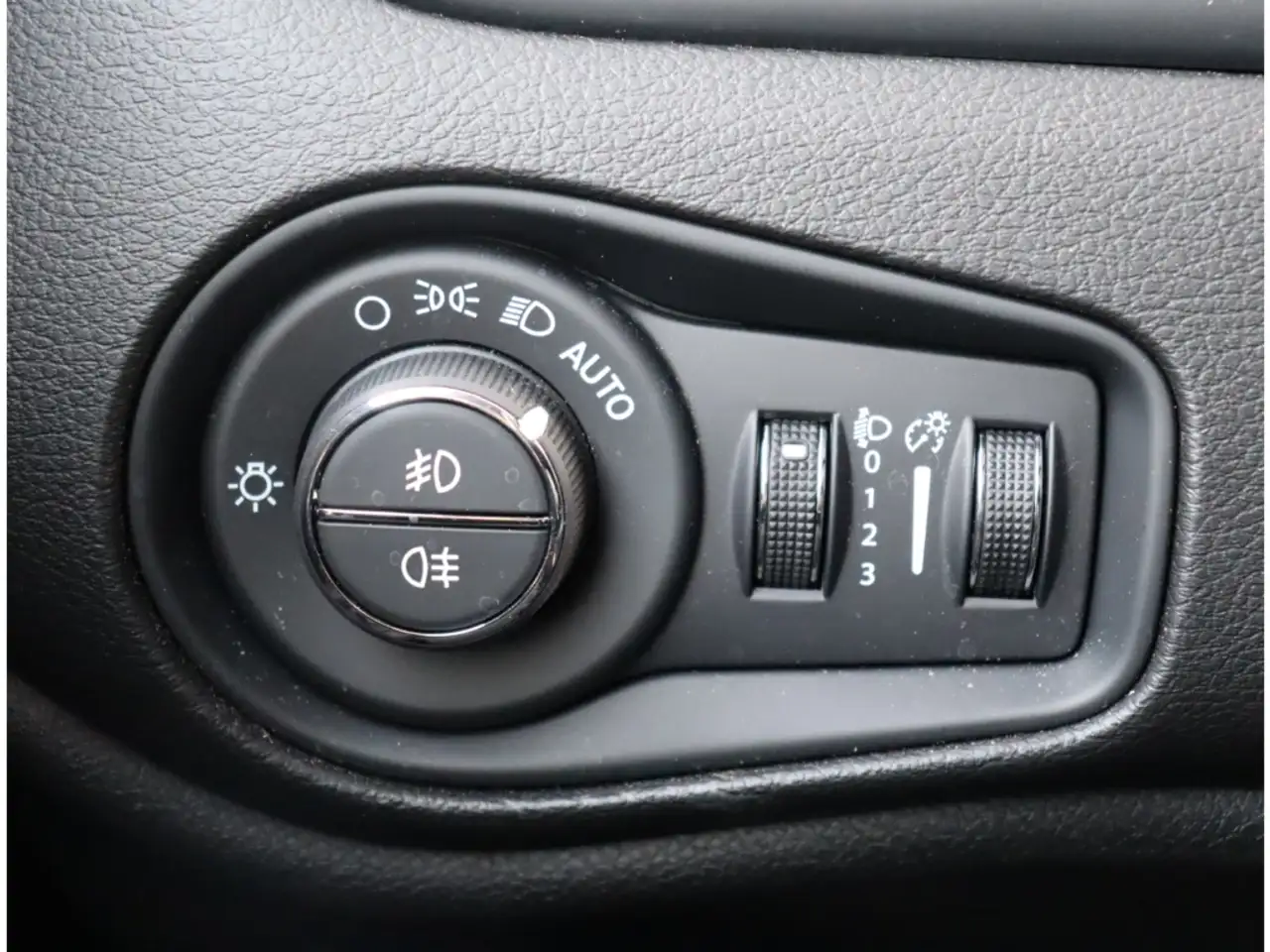 Jeep Renegade S-EDITION e-HYBRID 1.5 GSE T4 48V 130PS DCT 4x2 NA, миниатюра 18
