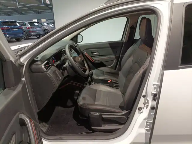 Dacia Duster view 8