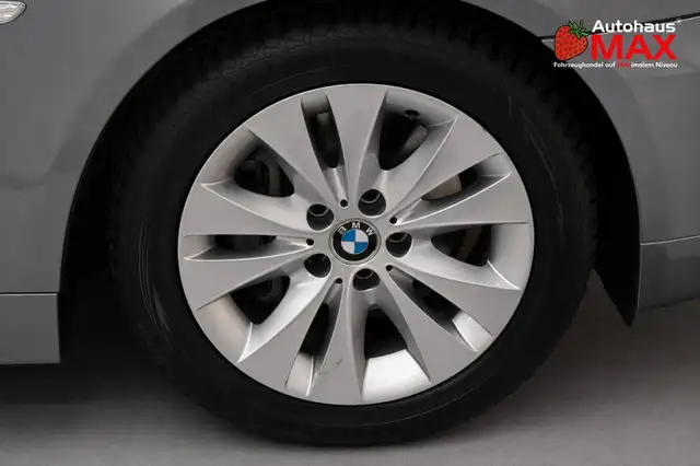 BMW 5 Series view 10