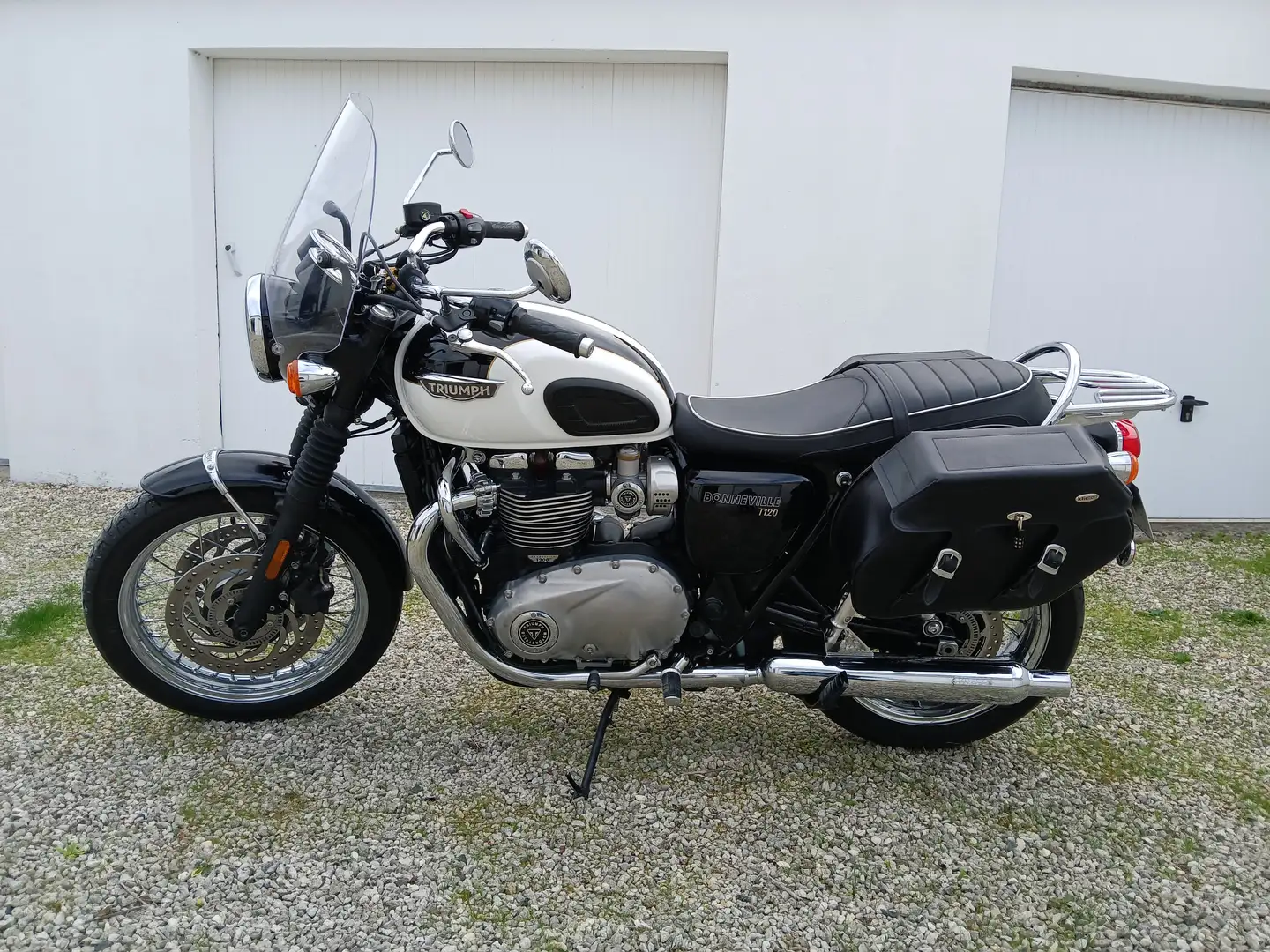 Triumph Bonneville T120 Fekete - 2