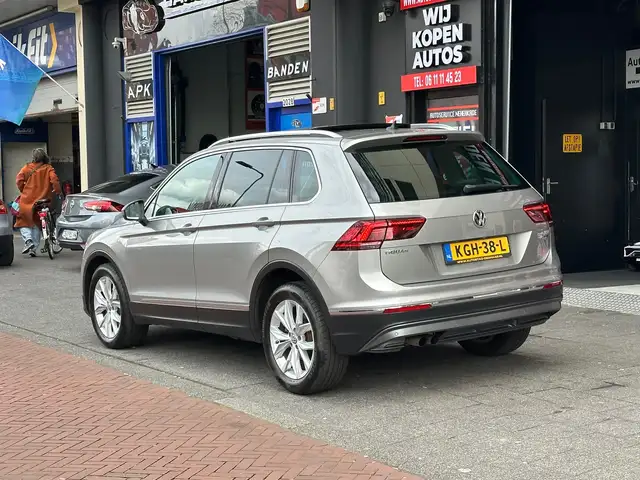 Volkswagen Tiguan view 2