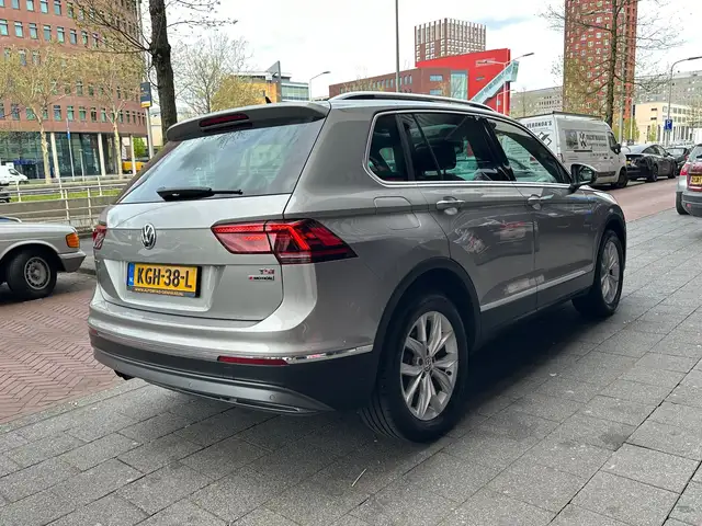 Volkswagen Tiguan view 3