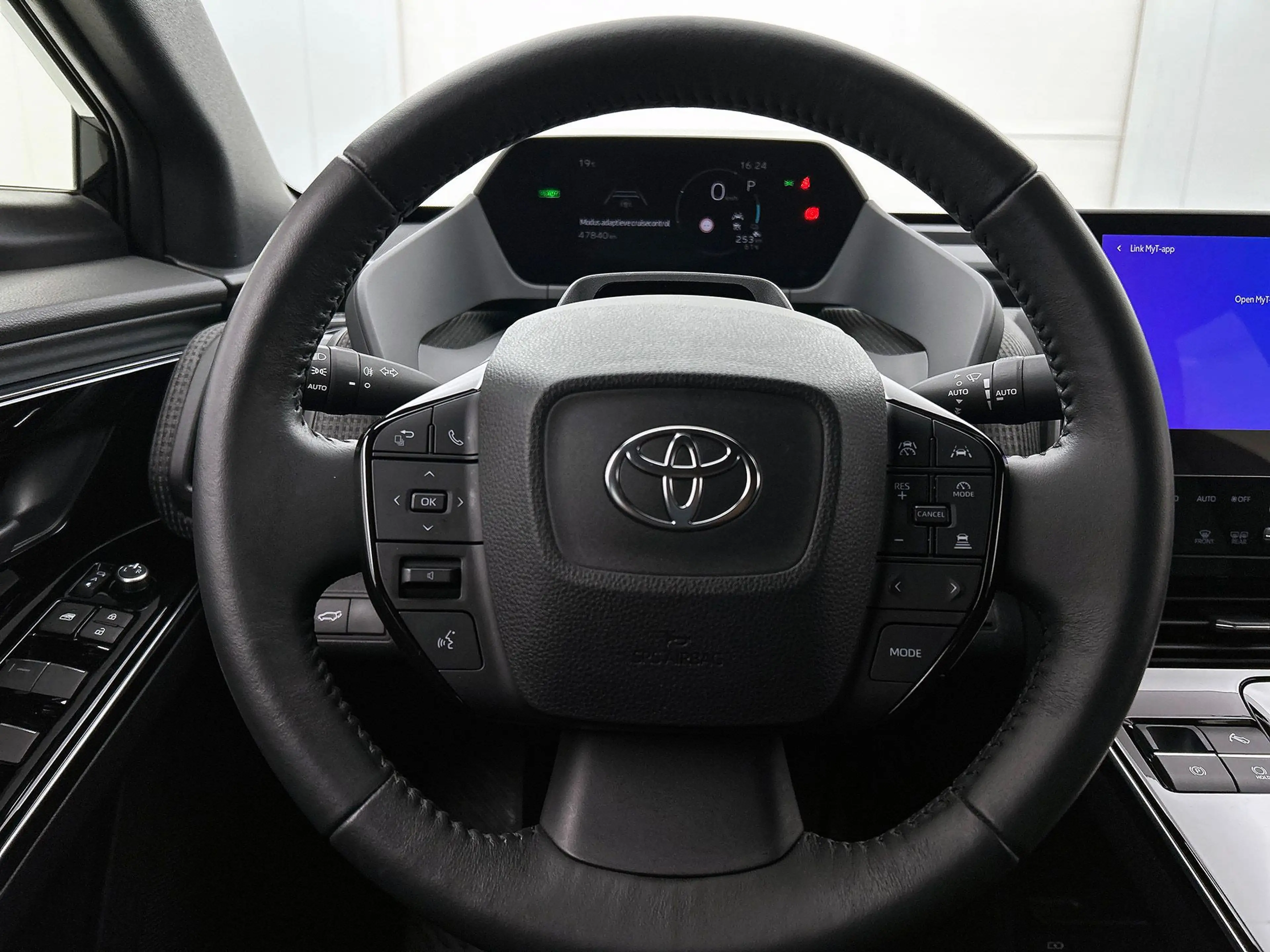 Toyota bZ4X Dynamic 71 kWh | Inc Winterset | 360 Camera | Adap — photo 16
