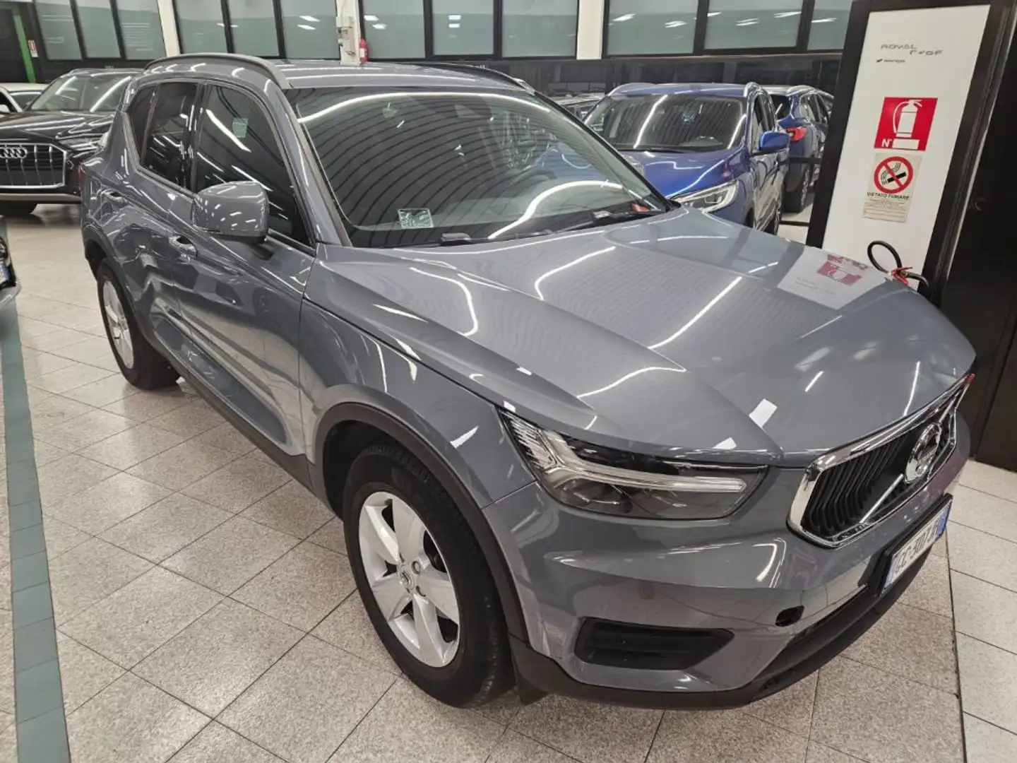 Volvo XC40 T3 Geartronic Momentum Gris - 1