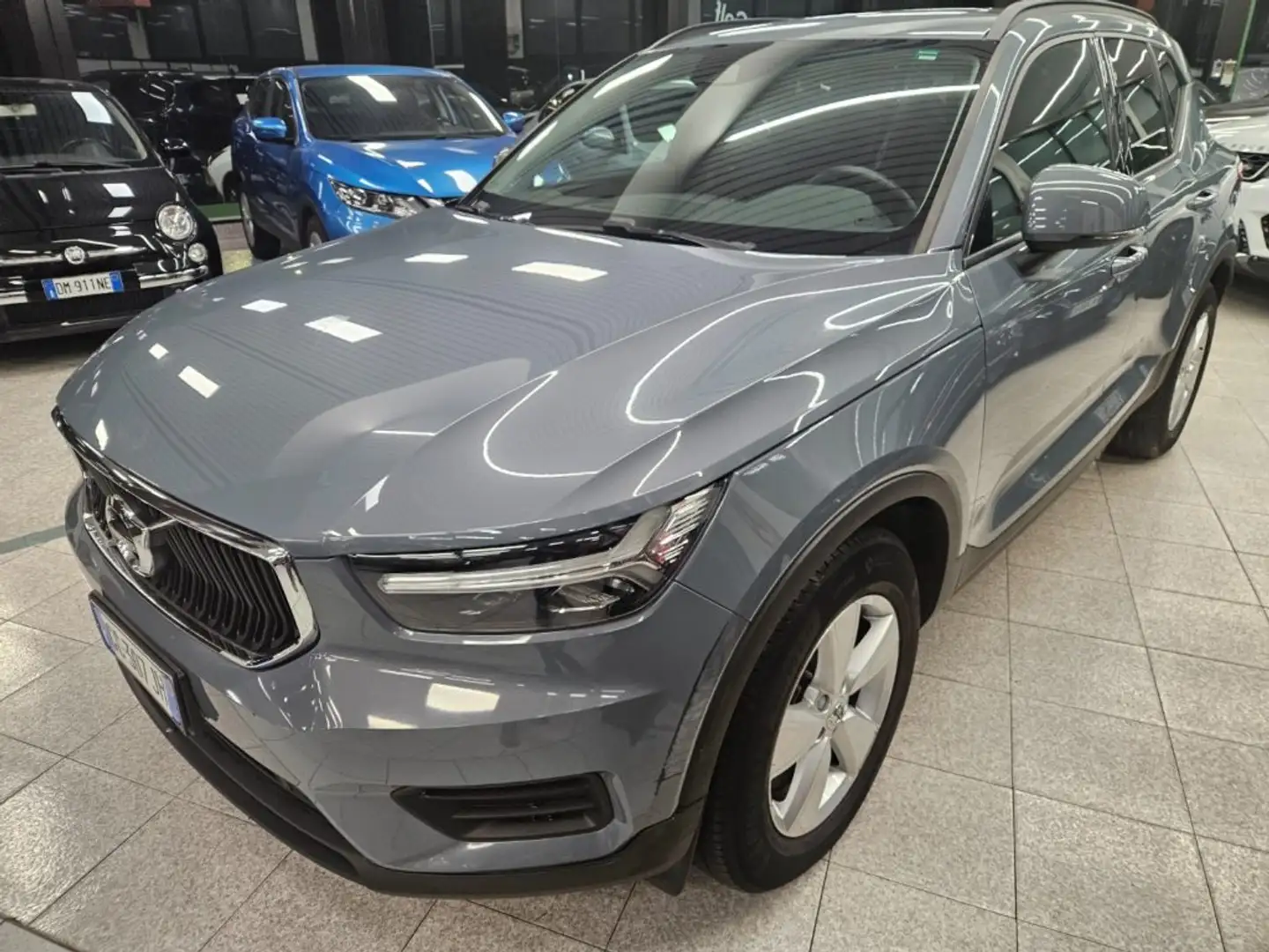 Volvo XC40 T3 Geartronic Momentum Gris - 2