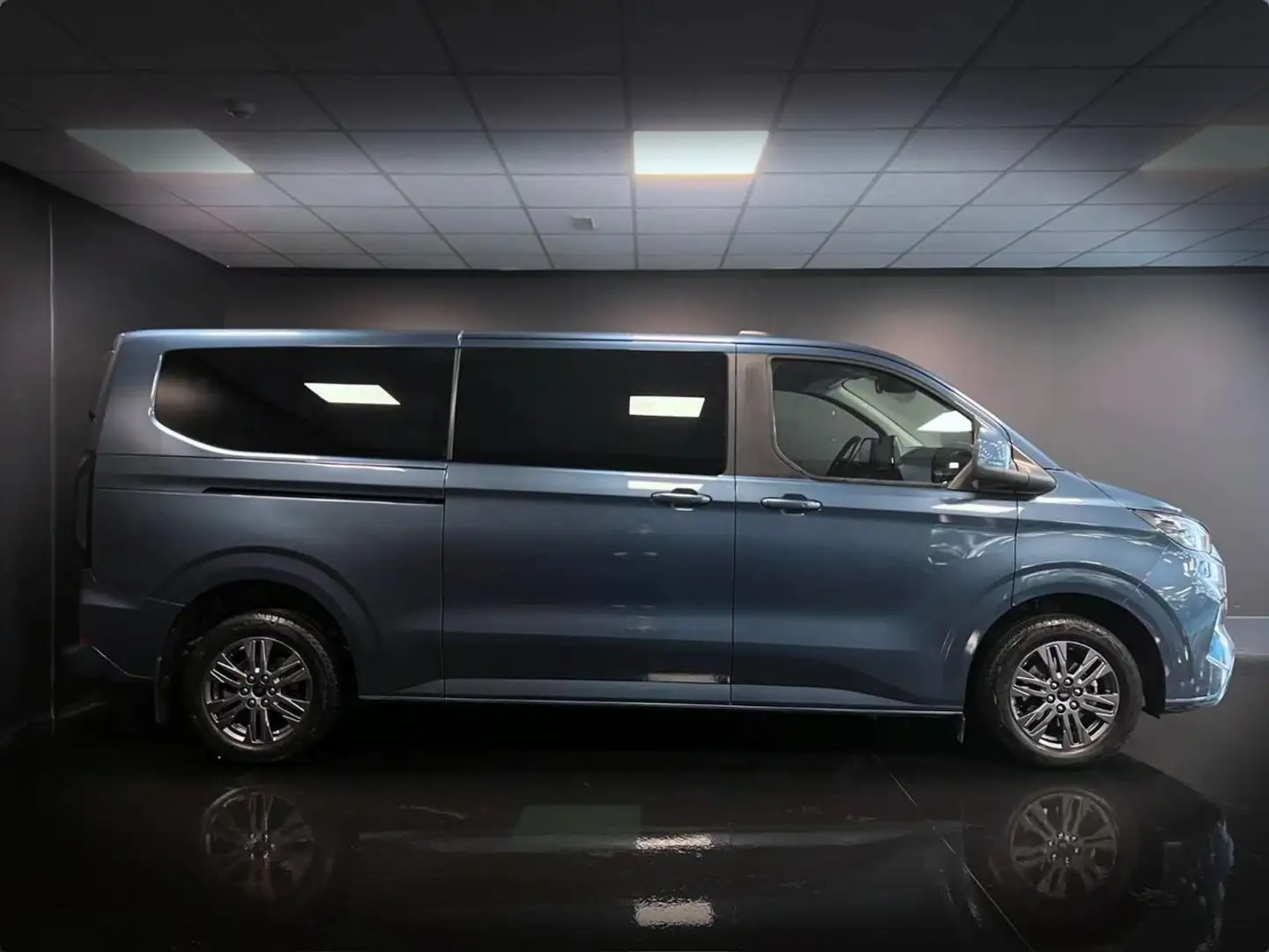 Ford Tourneo Custom 320 2.0 EcoBlue 136CV aut. PL Titanium Blau - 2