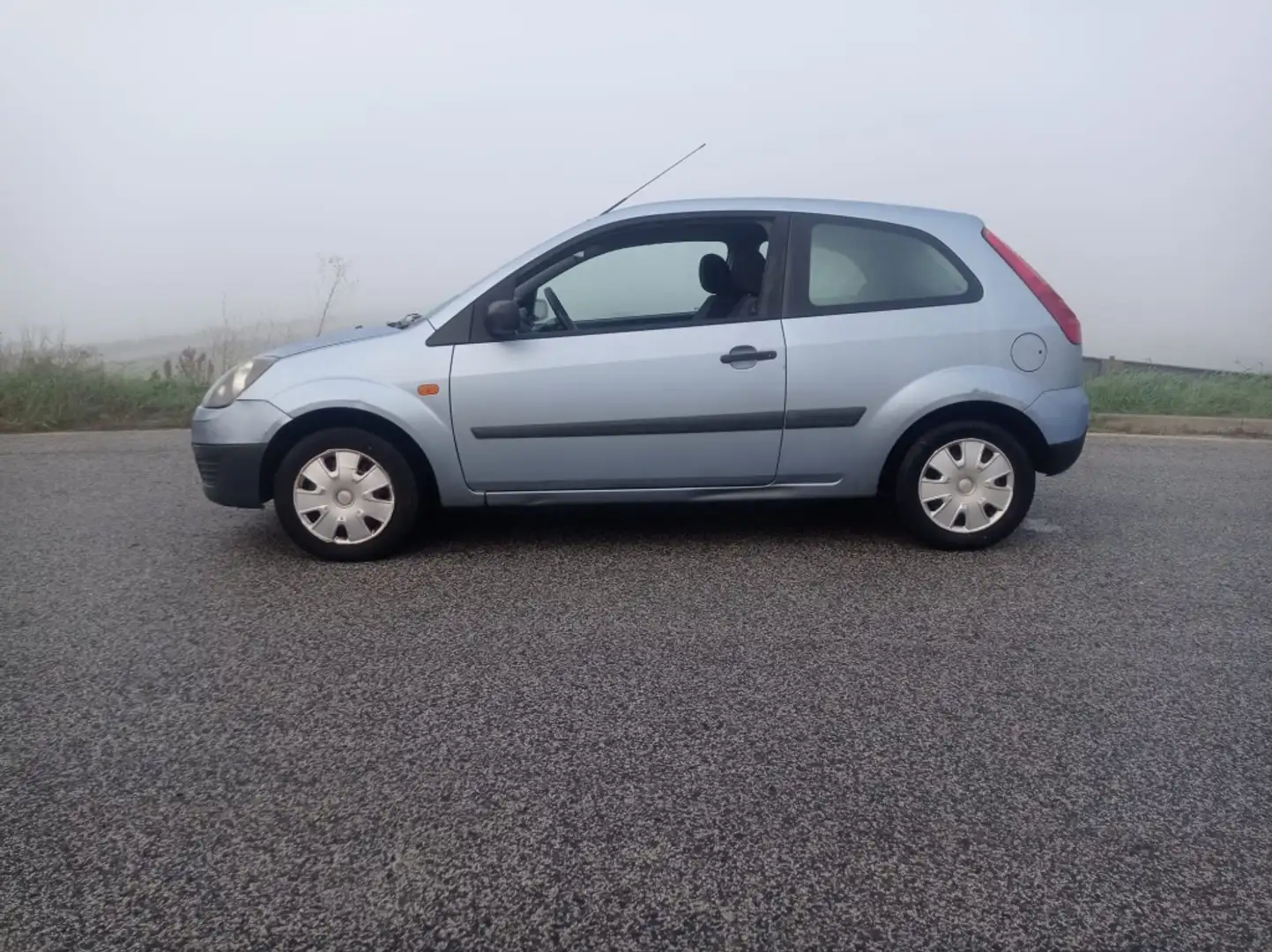 Ford Fiesta 1.3 Ambiente Azul - 2
