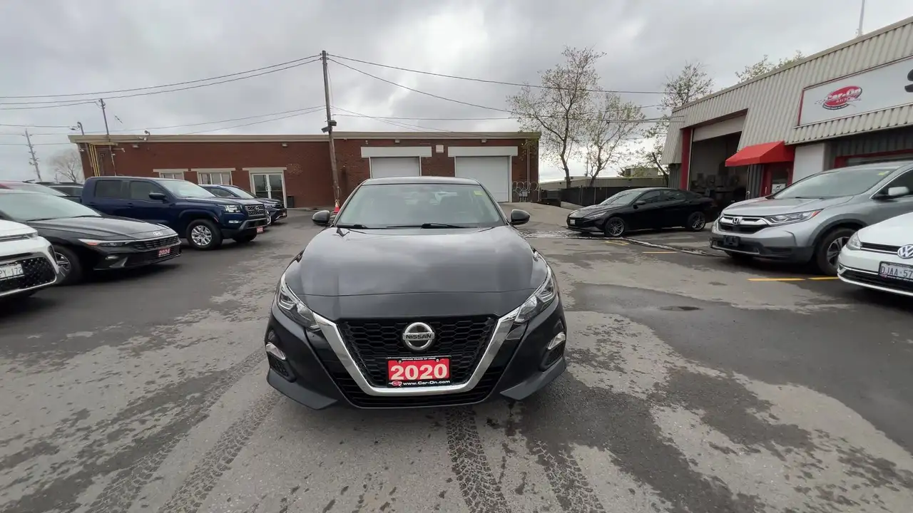 Nissan Altima снимка Nissan Altima