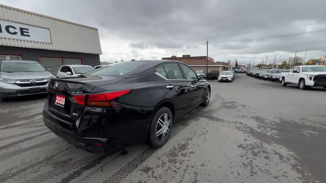 Nissan Altima снимка Nissan Altima