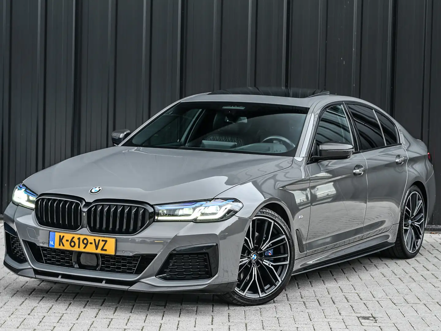 BMW 530 5-serie 530i HIGH EXECUTIVE | NL-AUTO | M-SPORT | Grijs - 2