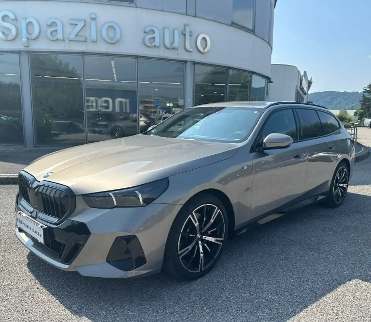 BMW 520 520d Touring MSport Pro RADAR - 1