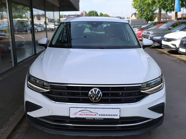 Volkswagen Tiguan view 2