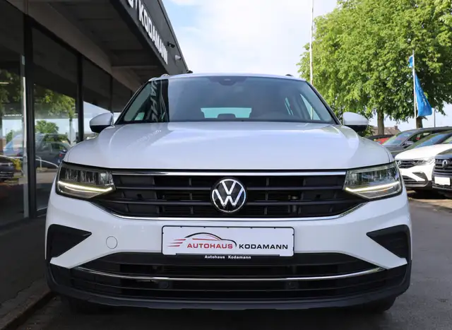 Volkswagen Tiguan view 3