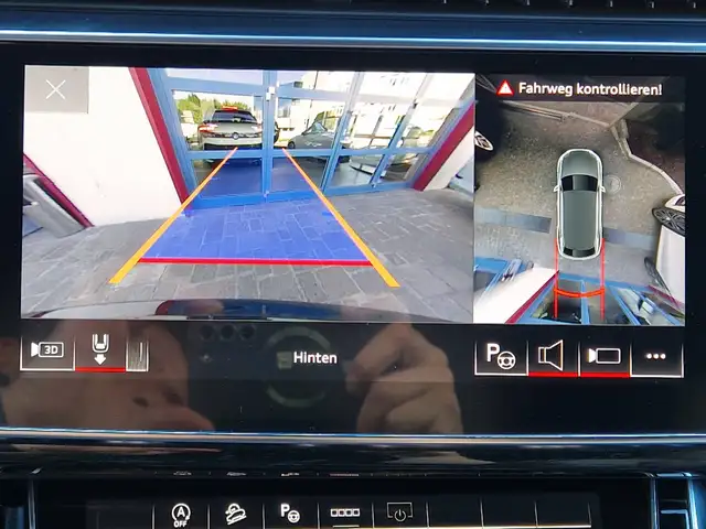 Audi Q8 view 13