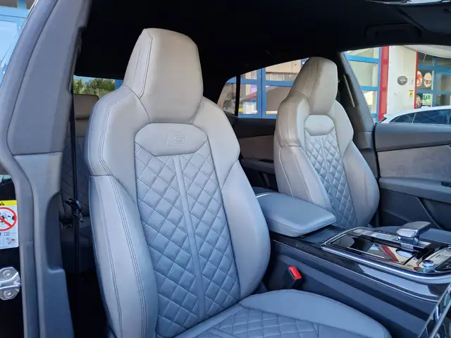 Audi Q8 view 7