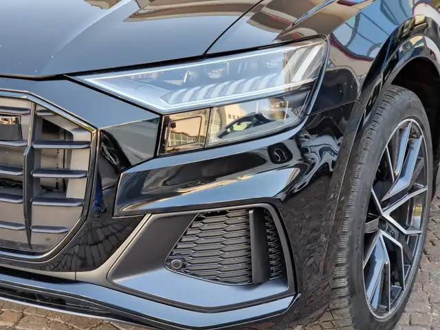 Audi Q8 view 5