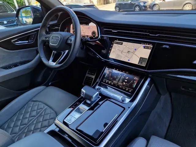 Audi Q8 view 6