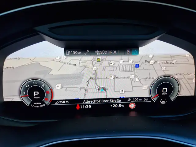 Audi Q8 view 11