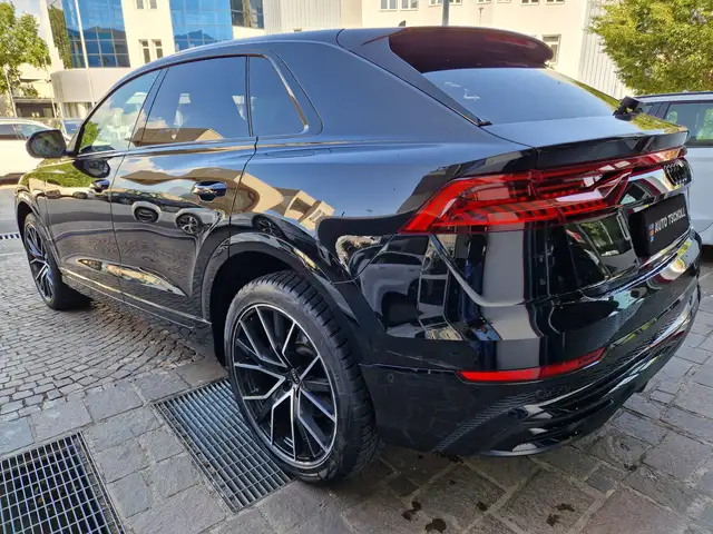 Audi Q8 view 4