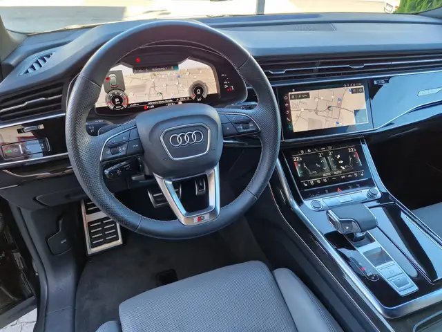 Audi Q8 view 8