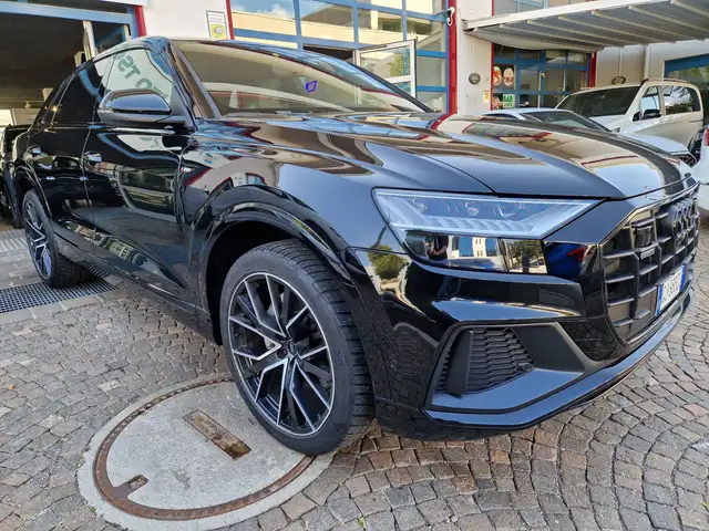Audi Q8 view 2