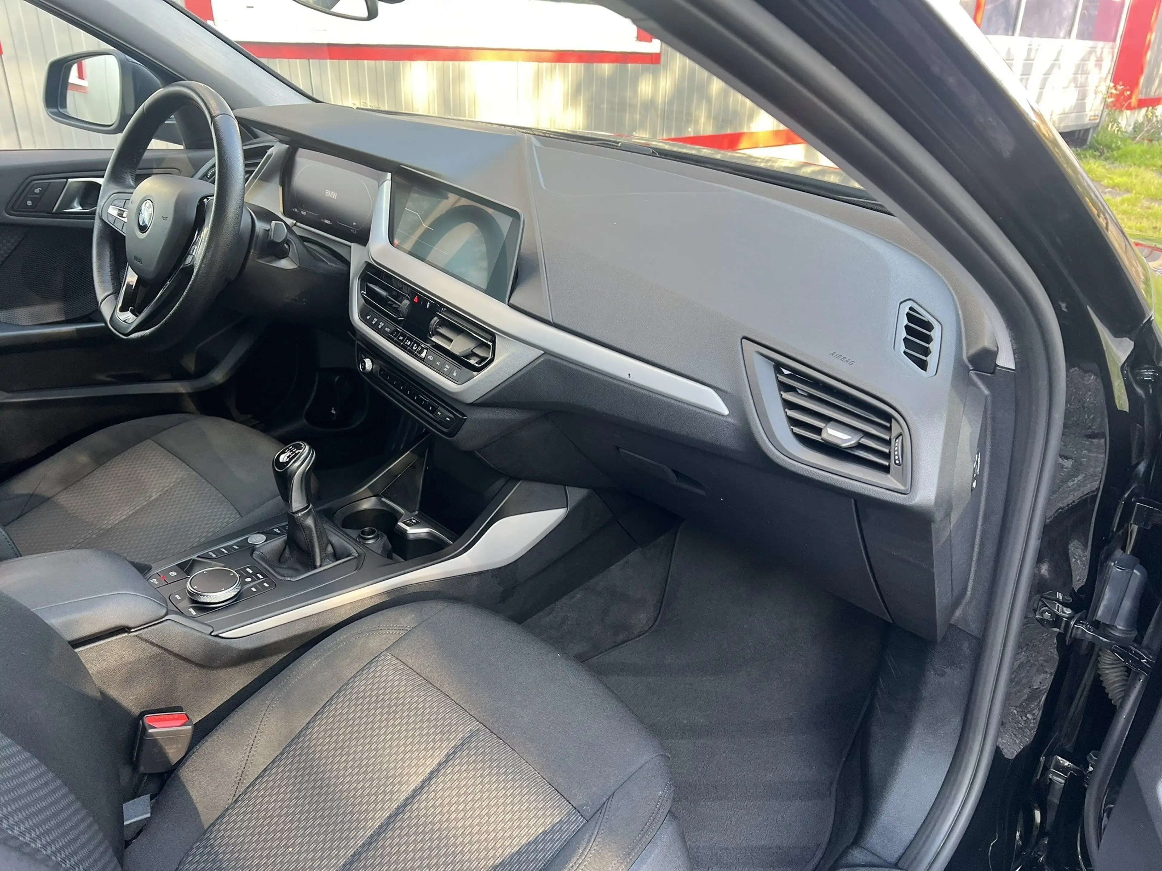 BMW 118 i ADVANTAGE LIVECOCKP PROF LED SHZ — photo 15
