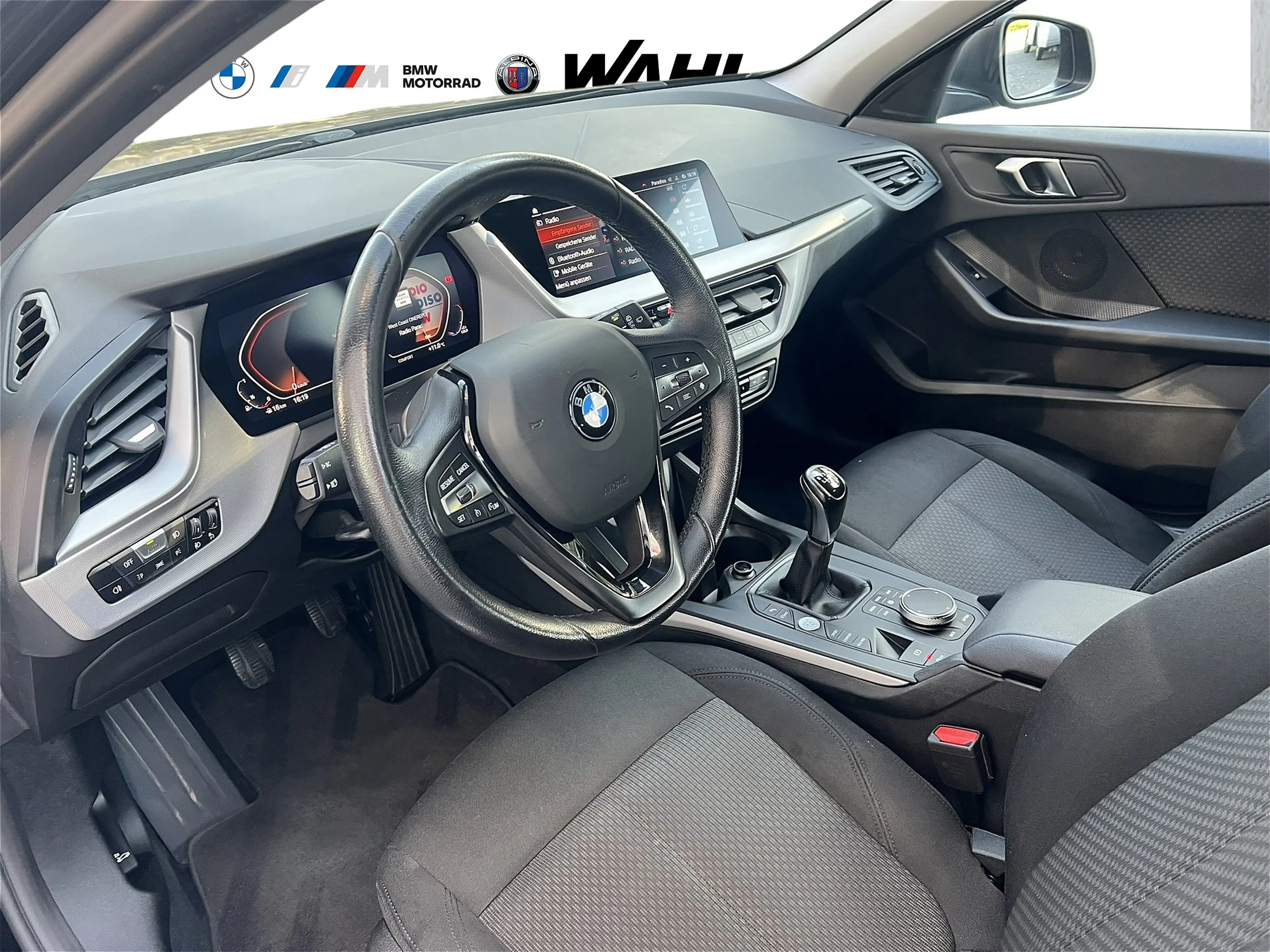 BMW 118 i ADVANTAGE LIVECOCKP PROF LED SHZ — photo 11