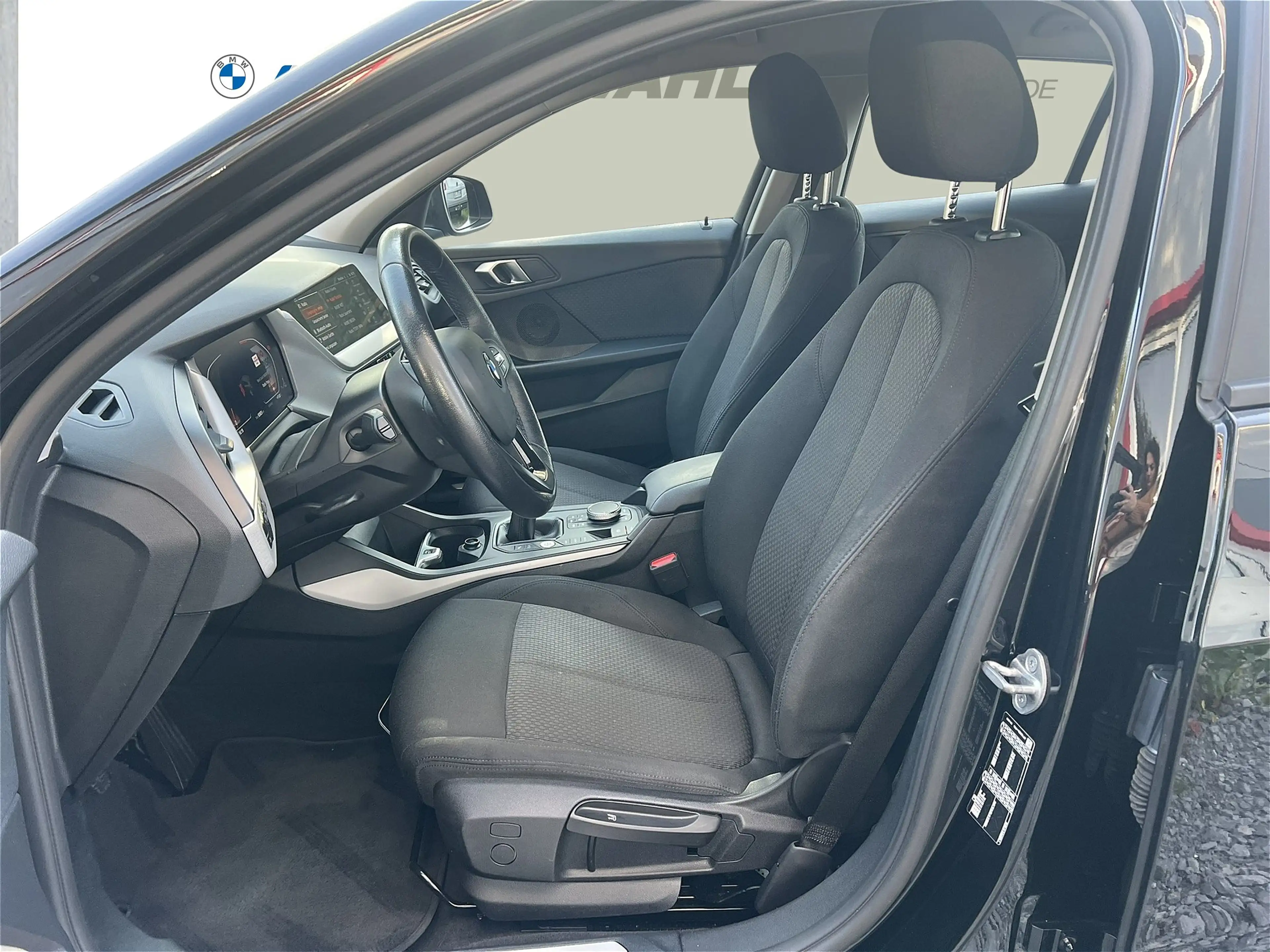 BMW 118 i ADVANTAGE LIVECOCKP PROF LED SHZ — photo 10