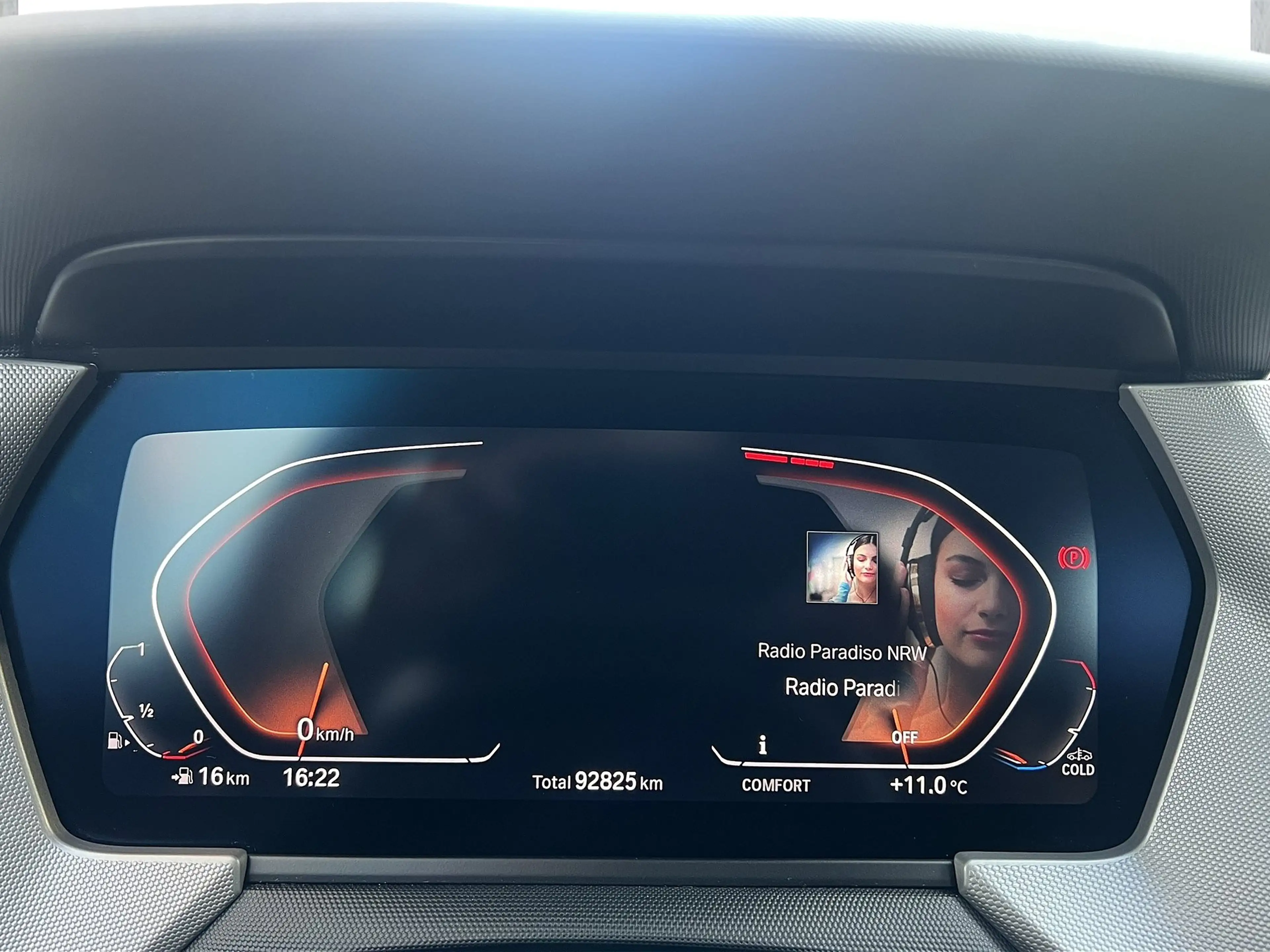 BMW 118 i ADVANTAGE LIVECOCKP PROF LED SHZ — photo 13