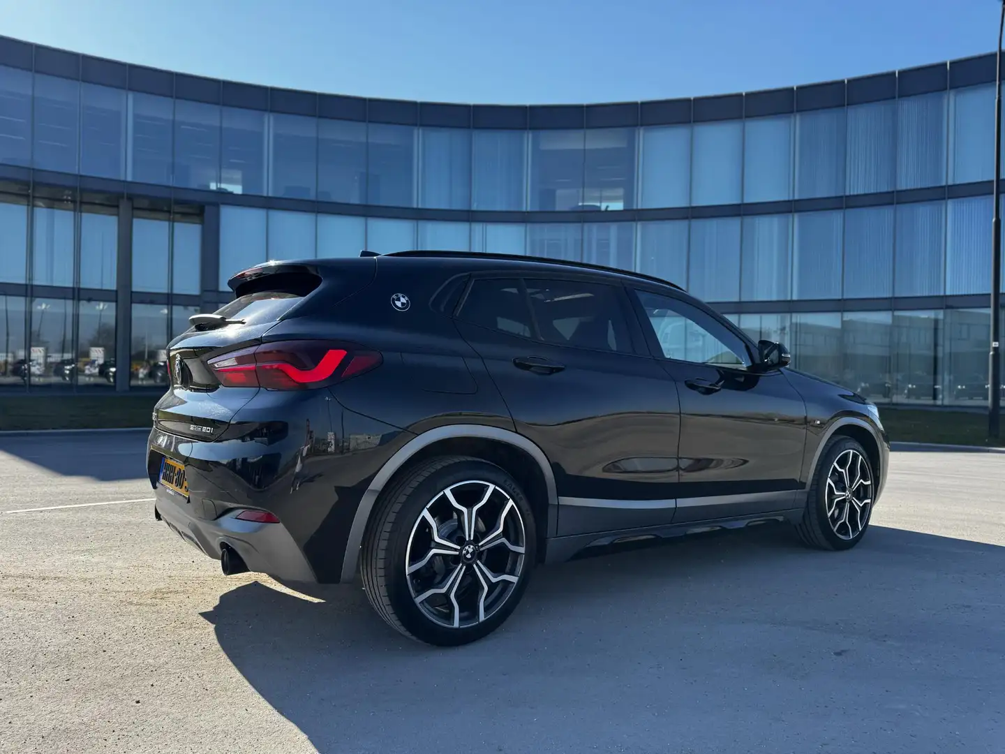 BMW X2 sDrive20i High Executive Zwart - 2