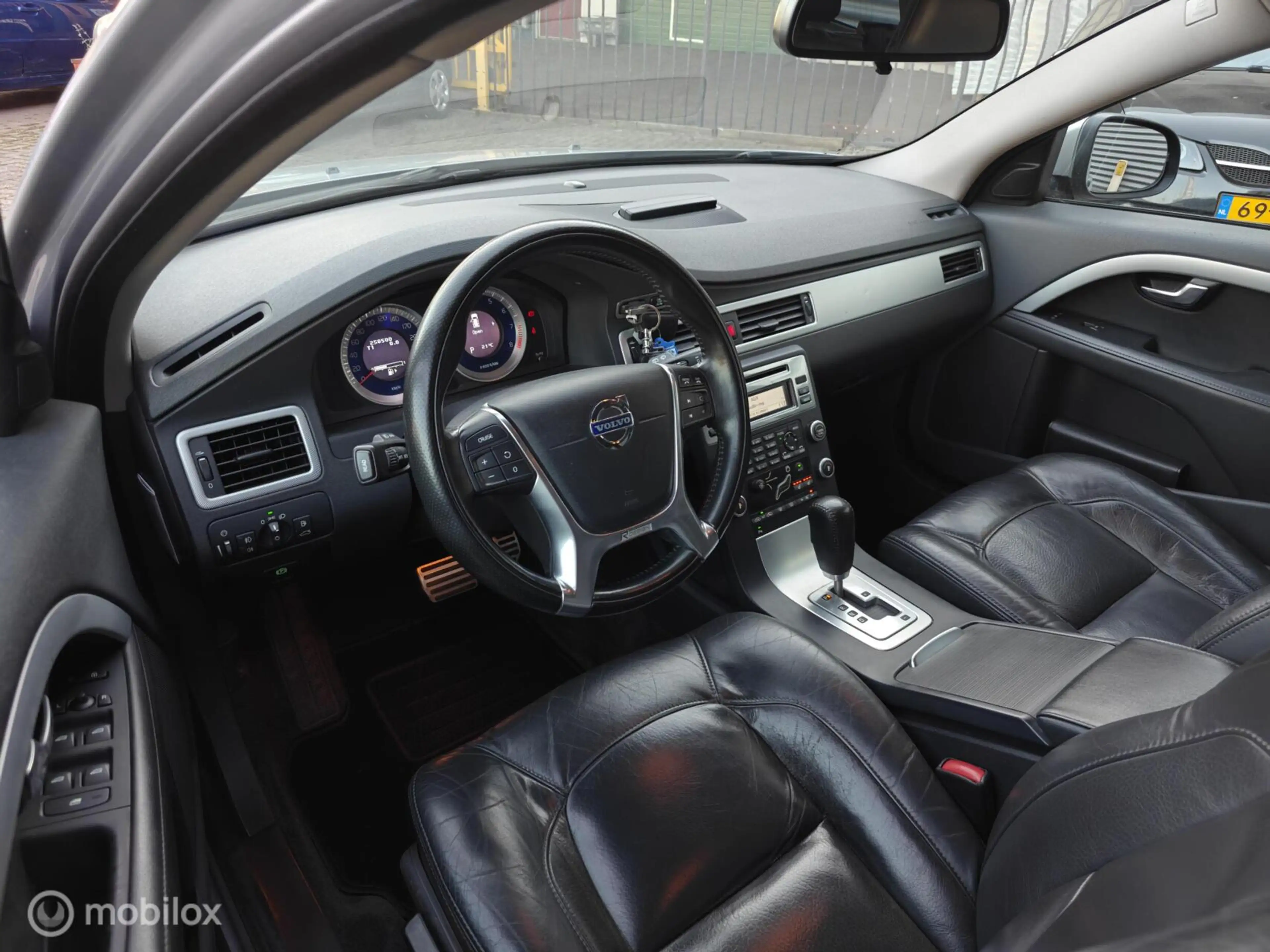 Volvo V70 2.0T 203pk AUTOMAAT-6 R-Design Clima PDC Trekhaak — photo 14