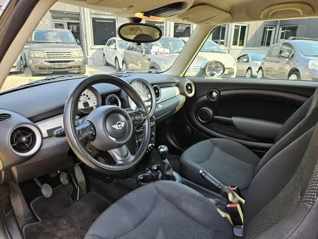 Mini Hatch view 7
