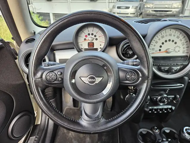 Mini Hatch view 13