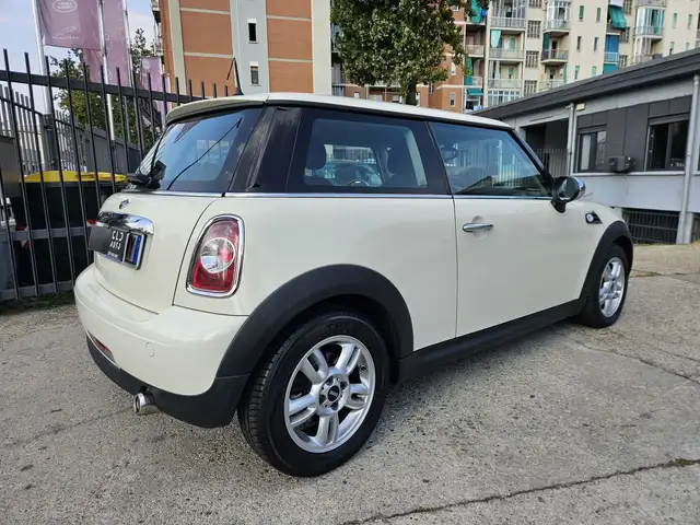 Mini Hatch view 4