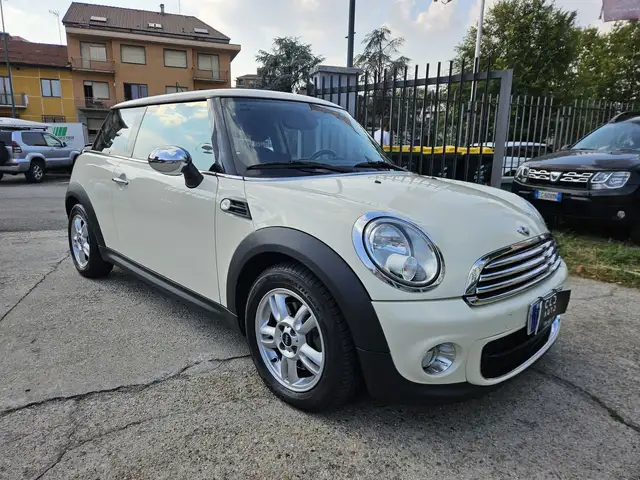 Mini Hatch view 3