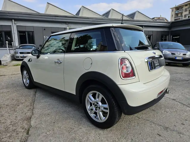 Mini Hatch view 6