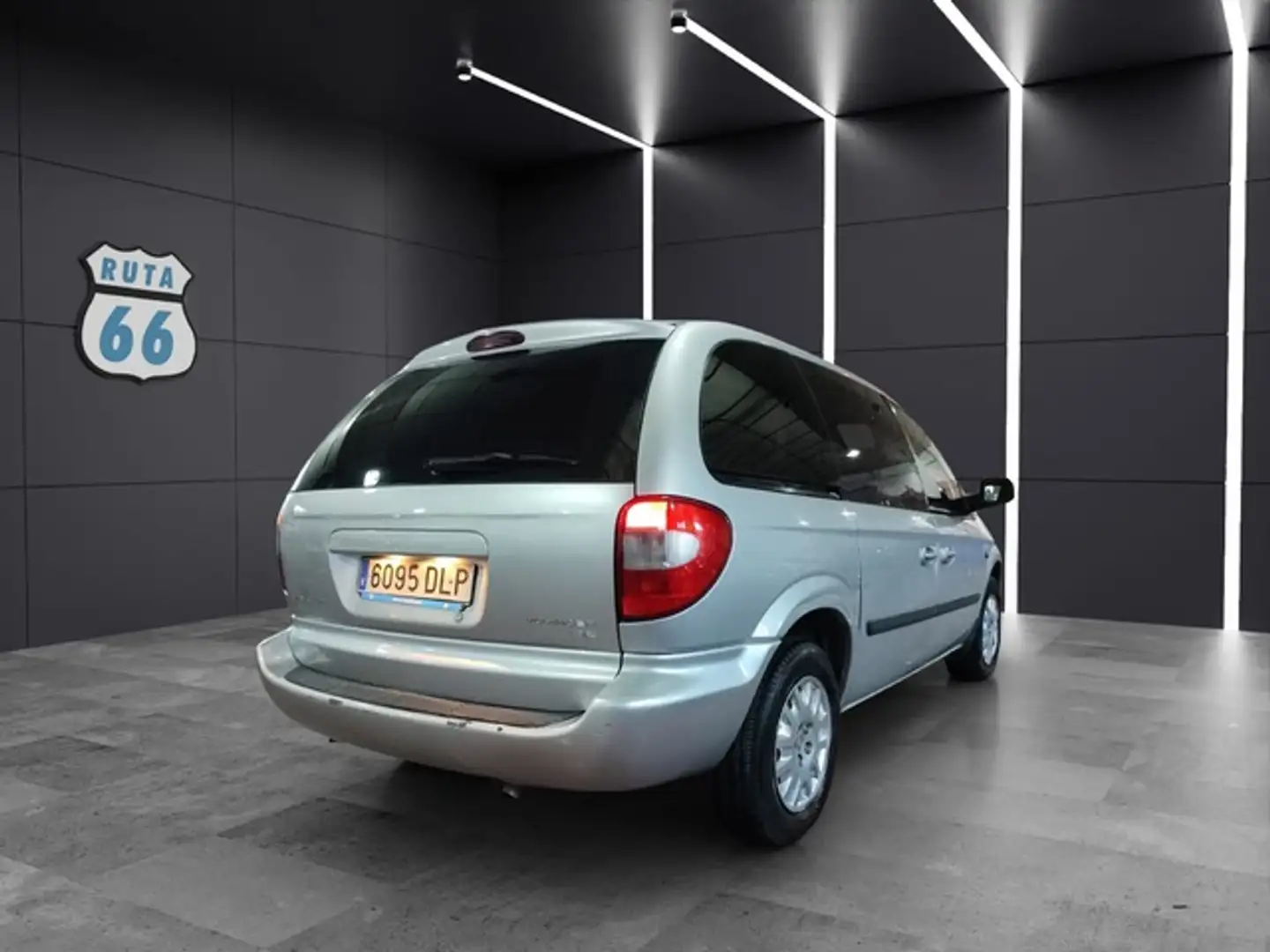 Chrysler Voyager 2.4 SE Plateado - 2