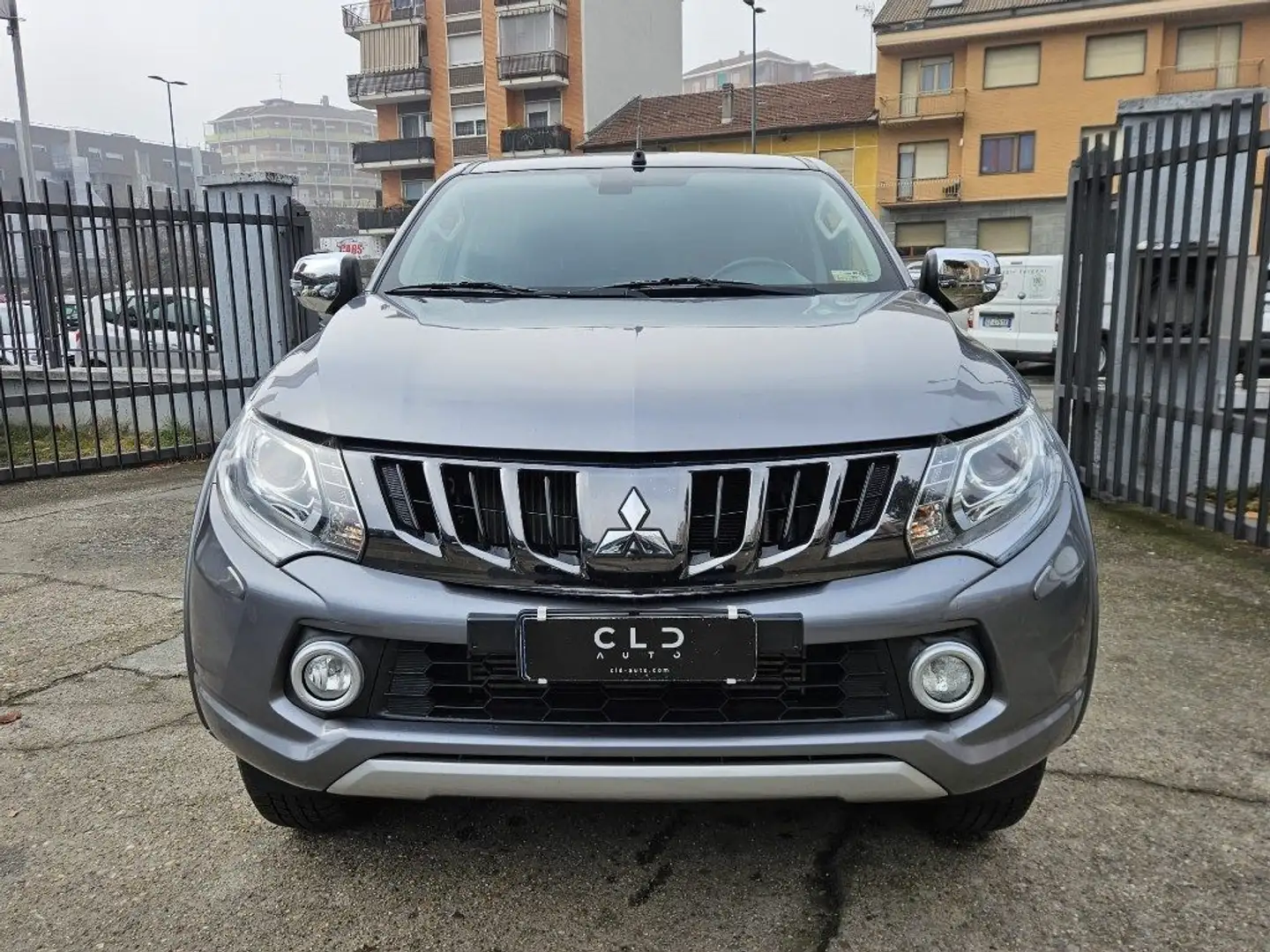 Mitsubishi L200 2.4 DI-D/181CV Double Cab Aut. Grigio - 2