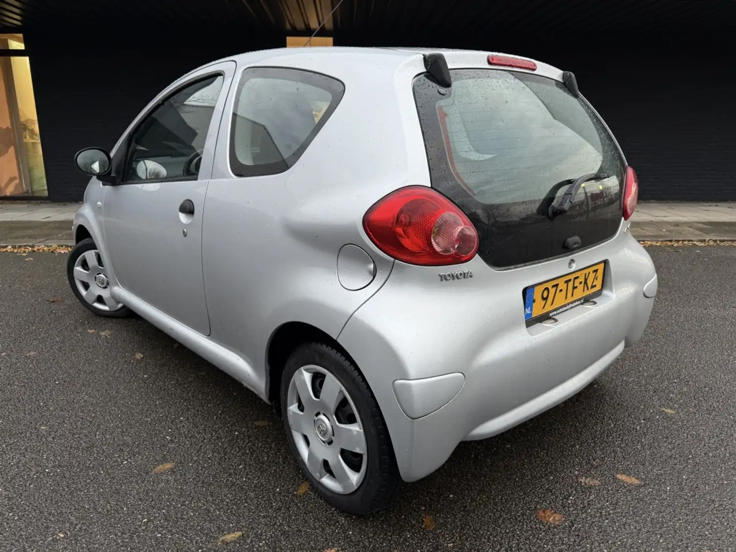 Toyota Aygo 1.0-12V Grau - 2