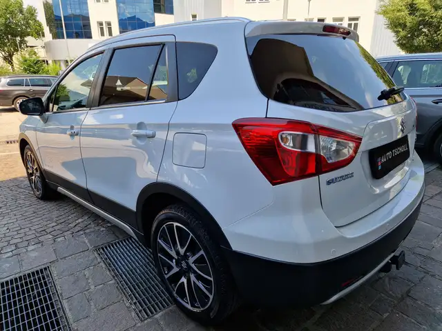 Suzuki SX4 S-Cross view 4