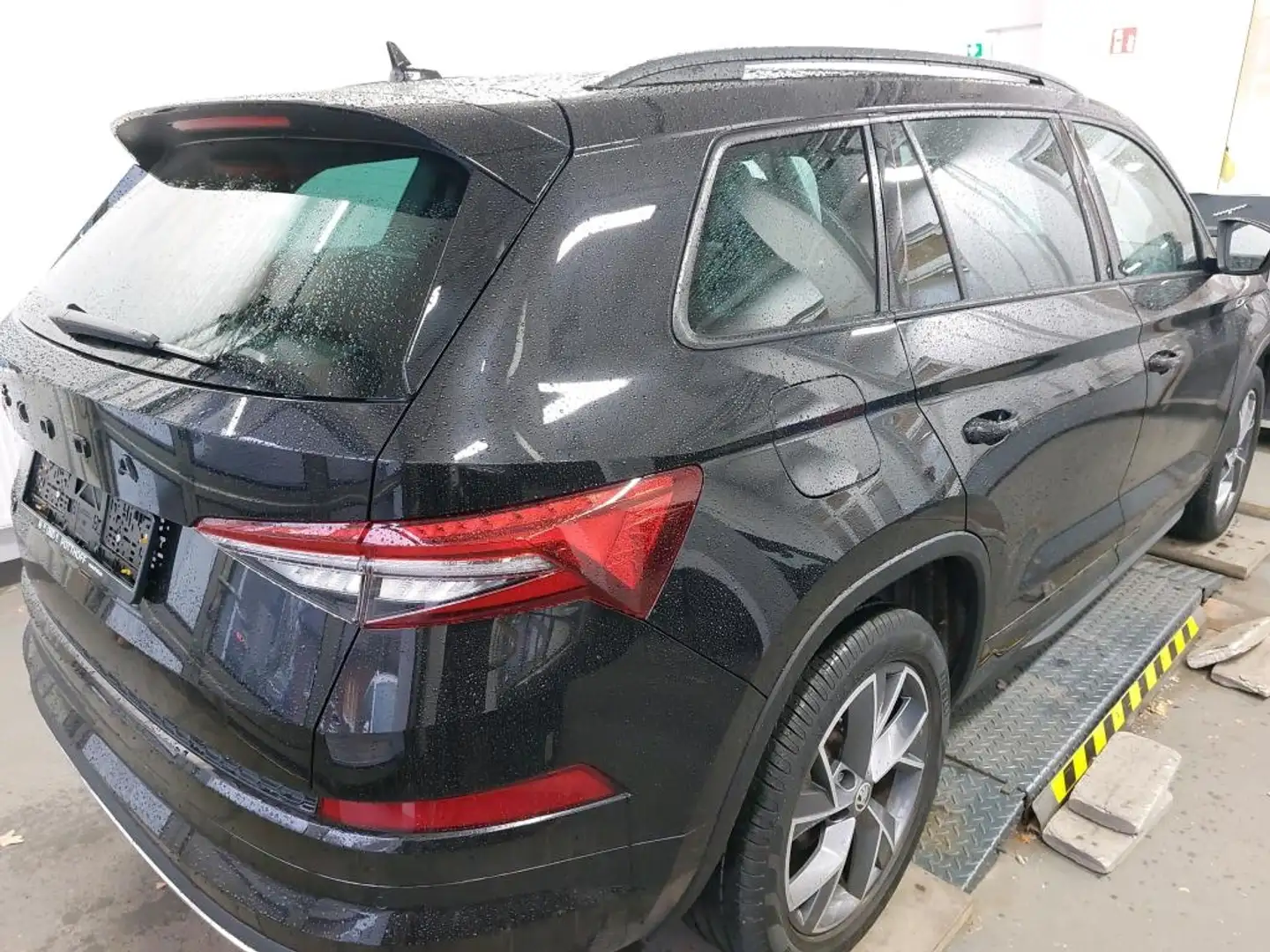 Skoda Kodiaq 1.5 TSI DSG SPORTLINE PANO AHK NAVI Schwarz - 2