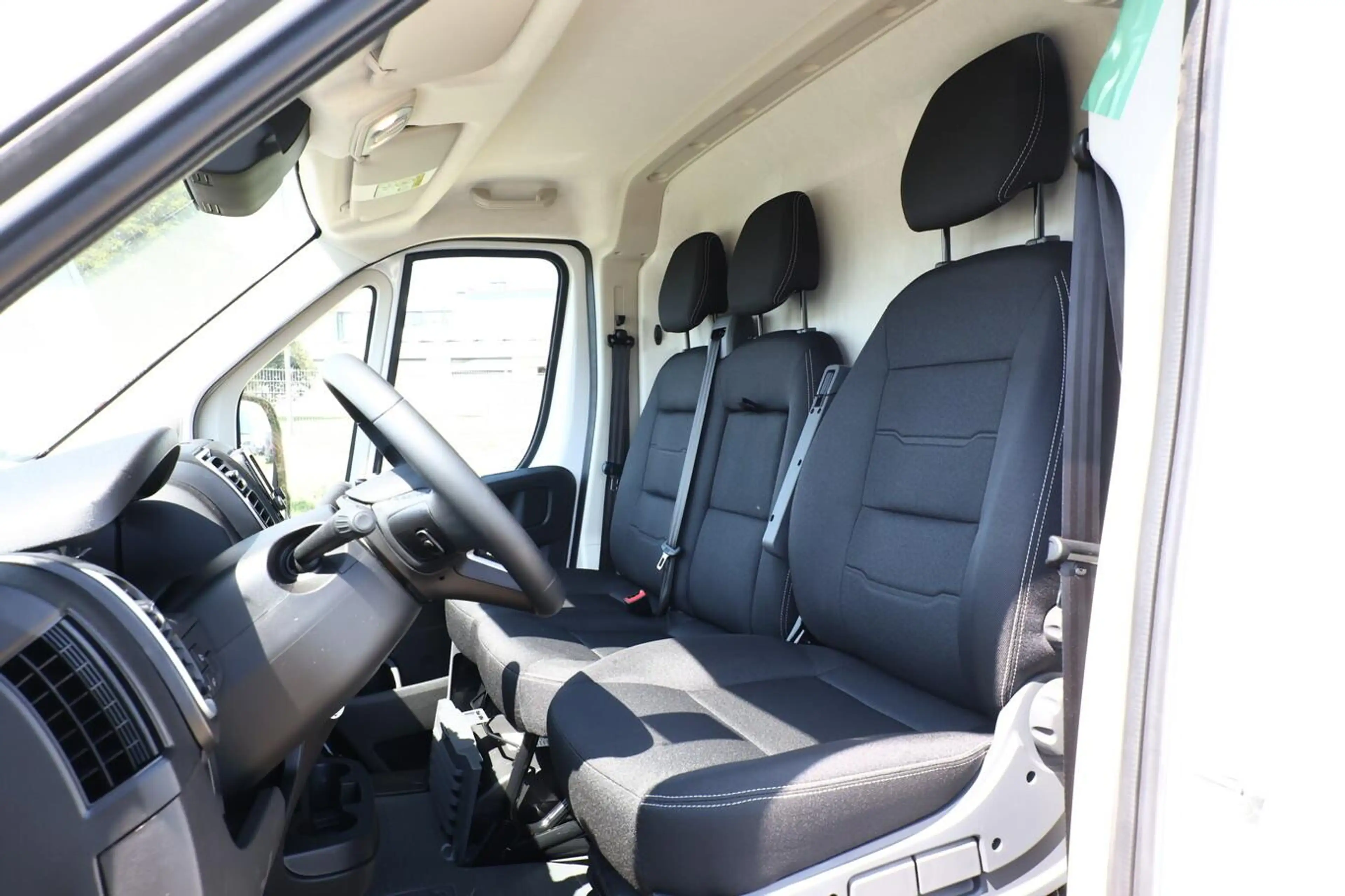 Citroen Jumper 35+ L3H2 AT SchwingS CargoP PremiumC AHK 103 kW... — photo 6