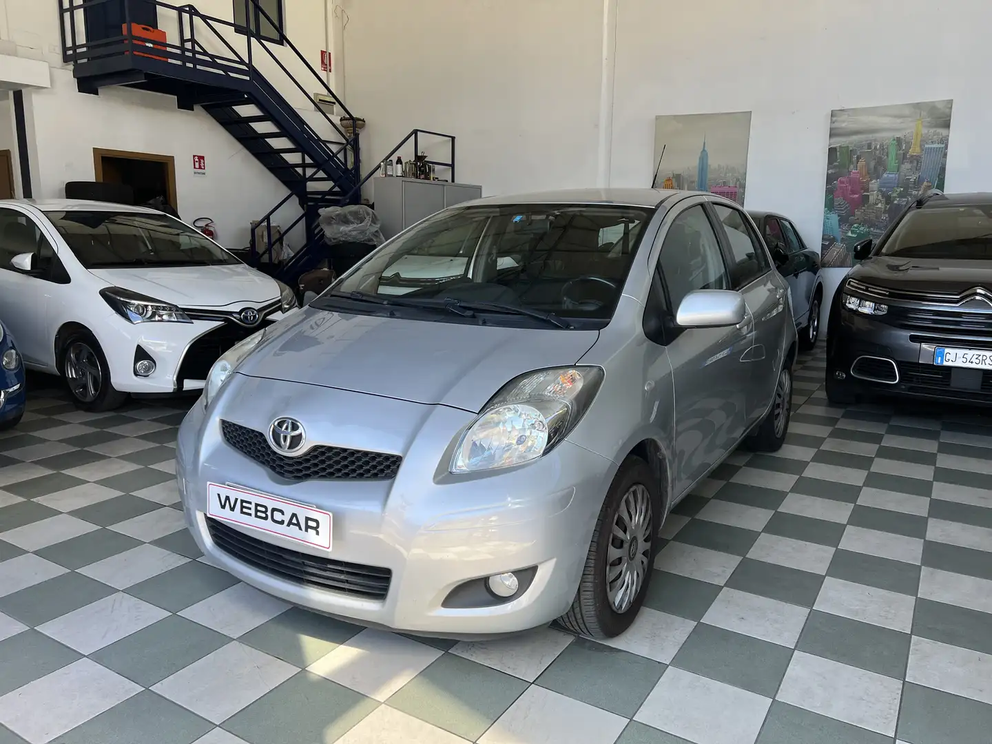 Toyota Yaris 5p 1.3 dual Sol my10 Plateado - 2