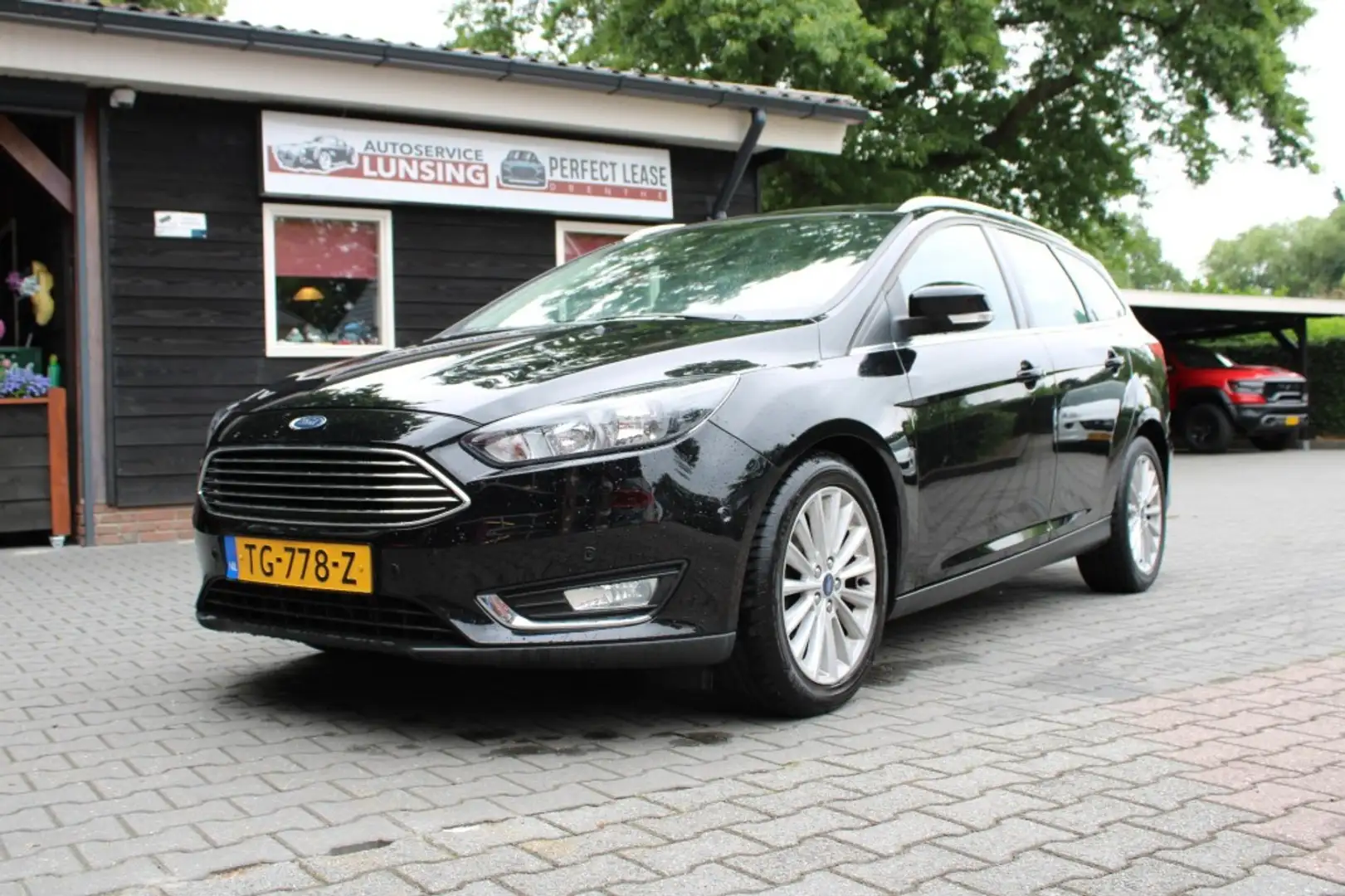 Ford Focus Wagon 1.0 TITANIUM - Navi Clima Parkeersensoren Zwart - 2
